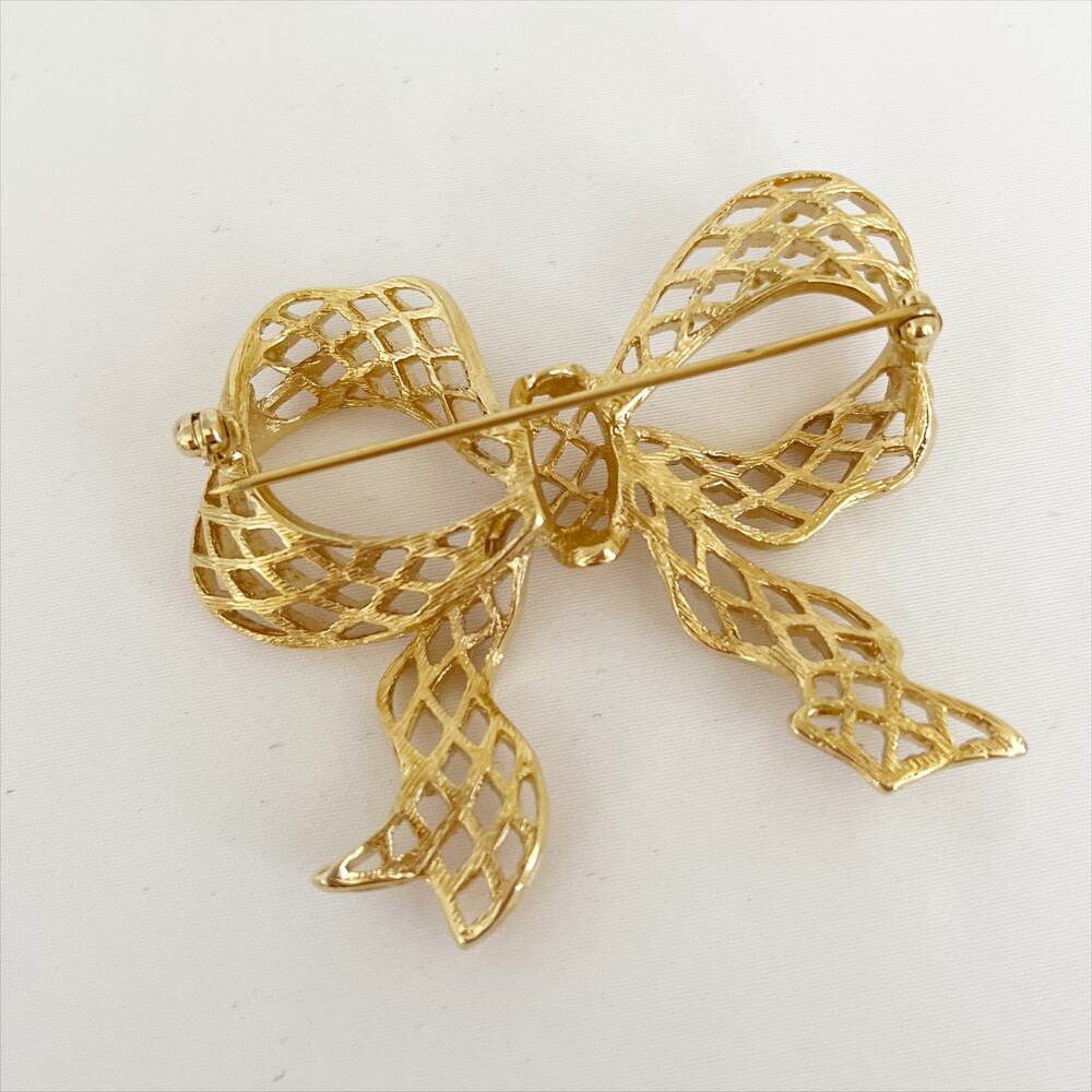 MONET Bow Brooch Vintage Lapel Pin Gold Tone Filigree - Picture 4 of 10